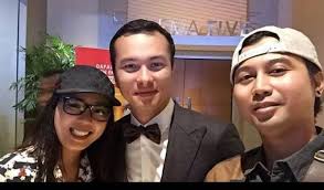 Perjuangan nicholas saputra harus bayar kuliah sendiri, ungkap sosok yang menginspirasinya. Koko Suami Soimah Curhat Saat Keluarganya Dibantu Nicholas Saputra Waktu Pertama Ke Jakarta