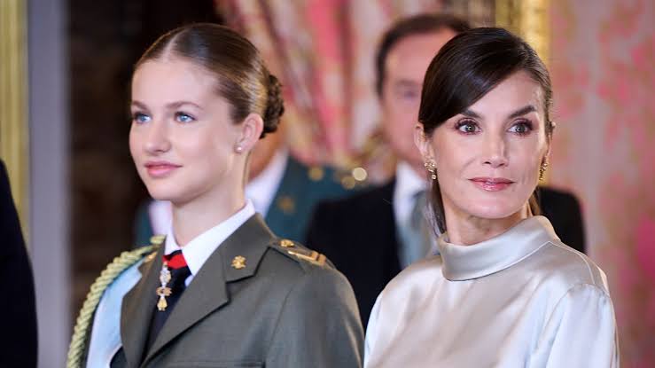 Letizia Ortiz y la Princesa Leonor demuestran que llevar vestido camisero  con alpargatas es la combinación más elegante para época de calor en 2025 |  Glamour