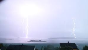 I dag har videnskaben stadig svært ved at give en entydig forklaring på, hvordan lyn opstår. Vaer Troms Kraft Meteorologene Melder Lyn Og Torden Na Har Troms Kraft En Viktig Beskjed