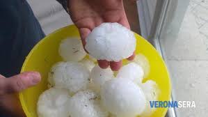 Nel pomeriggio pioggia e grandine hanno causato danni in città, trasformando le strade in fiumi di fango e ghiaccio. Diretta Grandine Record A Verona La Conta Dei Danni