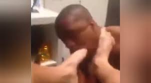 Lambendo os Pés do Dom - ThisVid.com