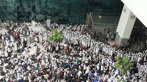 Ia memilih jalan berbeda dengan habib dan ulama lainnya dalam menyiarkan ajaran islam. Kumpulan Foto Habib Rizieq Shihab Dan Simpatisannya Di Bandara Soekarno Hatta Tribunnews Com Mobile