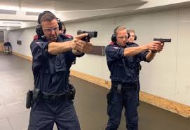 Maybe you would like to learn more about one of these? Spitzensportler Der Polizei Trainieren Ernstfall