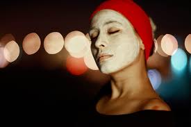 Le maschere viso fatte in casa infatti, possono essere realizzate utilizzando gli alimenti che si possono trovare facilmente nelle nostre dispense. Maschera Viso Purificante Fai Da Te Fatta In Casa Argilla Oli Essenziali