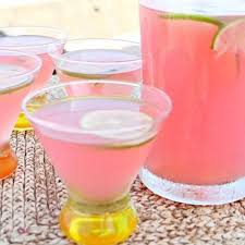 Lacté, crémeux et alcoolisé, voici un cocktail intense, idéal pour les fêtes. 5 Delicieux Cocktails En Pichet Pour Celebrer L Ete Fraichement Presse Fetes Estivales Cuisine Et Boissons Boissons Fraiches