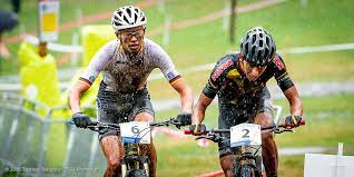 Egan bernal en la copa nacional ampm (costa rica) en 2014 junto con los ciclistas brandon rivera y xiomy guerrero y su mentor pablo mazuera. Der Tour De France Sieger Und Seine Mtb Vergangenheit Acrossthecountry