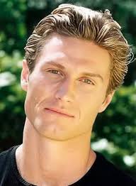 O ator André Segatti completa hoje 53 anos de idade. André Luciano Segatti  (São Paulo, 15 de maio de 1972), é um ator, modelo, atleta e atual  empresário brasileiro. Ficou conhecido após