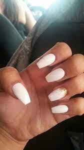 Now on the complete opposite side, we have a shorter but yet stunning version. White And Gold Prom Nails Gold Acrylic Nails Prom Nails Pretty Nails