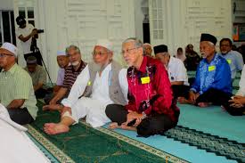 A small mosque with a simple improvised minaret. Once A Sdarian Memori Tanjong Malim Bahagian Pertama Masjid Jamek