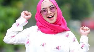 Ia menjadi youtuber wanita nomor satu di indonesia. Youtubers No 1 Di Indonesia Dan Asia Tenggara Ria Ricis Berpenghasilan Rp 43 Miliar Per Tahun Tribun Batam