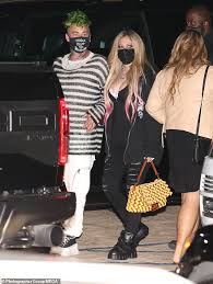 Lavigne shares two matching tattoos with whibley, four with jenner, one with kroeger, and debuted. Avril Lavigne Heads For Dinner With Boyfriend Mod Sun At Nobu In Malibu Aktuelle Boulevard Nachrichten Und Fotogalerien Zu Stars Sternchen