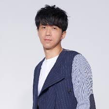 朋友首日封 作詞 陳靜楠 作曲 光良 夕陽灑在我的笑容 感覺咖啡又苦又濃 握在手心 最後溫暖只剩下幾分鐘 門外有自由在等你 胸口有空洞在等我 我們說好 （要）為彼此保重 揮一揮手 送. Xymusic