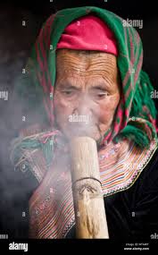 Vecchia donna Lao fumatori, ritratto Foto stock