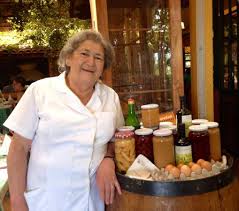 La historia inició cuando doña tina con unos pocos kilos de harina empezó a vender pan amasado en las afueras de su casa en lo barnechea, hoy su restaurante considerado un clásico de la comida. Photo0 Jpg Picture Of Dona Tina Santiago Tripadvisor