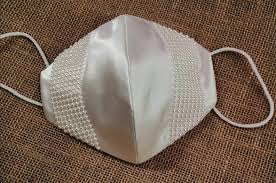 Infórmate sobre los diferentes tipos de mascarillas, cuál debes usar, y la manera adecuada de ponértela. Mascarilla De Raso Para Novia Reutilizable Tres Capas Filtro Incluido Perlas El Escenario Merceria Online