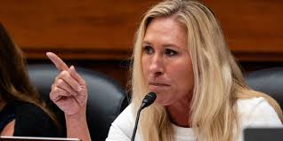 La representante republicana Marjorie Taylor Greene compartió un vídeo en X  con una pantalla sobre el "Golfo de América"—pero no captó su propio uso  del "Golfo De México" hasta que fue llamado.