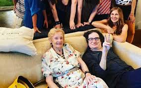 Música oscuro, gótico, más contemplativo: Charly Garcia Festejo La Navidad Con La Familia De Gustavo Cerati