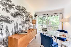 Un Pan De Mur A Ete Recouvert D Un Papier Peint Vegetal Pour Donner Du Pep A La Piece Architecte Interieur Appartement Meuble Double Vasque