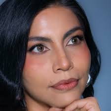 Clientas ✨ Les dejo las fotos de esta belleza de mujer que amamos atender  siempre, cuando ella llega nuestro estudio se ilumina, nos reímos  muchísimo, mientras conversamos de todo y de nada