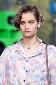 In unserem heutigen beitrag findest du verschiedene frisuren für lockige haare, mit denen du besonders attraktiv aussehen kannst. Fur Locken 4 Absolute Trend Frisuren Fur Den Sommer 2020 Vogue Germany