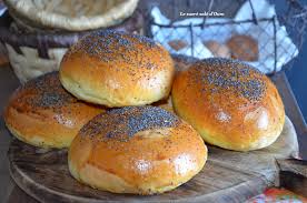 Salut les cuisiniers rebelles, dans cette vidéo je vous montre comment préparer votre pain burger. Pains A Burger Maison Buns Brioches Le Sucre Sale D Oum Souhaib