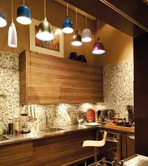 Quando falamos em cozinhas americanas, logo lembramos de móveis planejados sob medida, das cozinhas com aquela banca. Luminarias Pendentes No Balcao Da Cozinha Viajando No Apeviajando No Ape