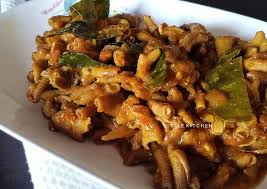 Ayam ungkep sudah matang, proses menggoreng hanya untuk membuat bagian luarnya garing renyah. Cara Memasak Usus Ayam Kecap Pedas Anti Ribet