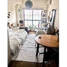 女性の 1k 一人暮らしの 部屋全体 についてのインテリア実例 部屋 インテリア インテリア 家具 小さな部屋のレイアウト