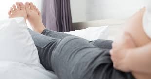 Pour celles dont les jambes ont tendance à gonfler ou qui ont naturellement des petits problèmes de circulation sanguine, voici 5 astuces qui marchent pour retrouver des jambes légères. Enflures Aux Jambes Et Aux Pieds Durant La Grossesse