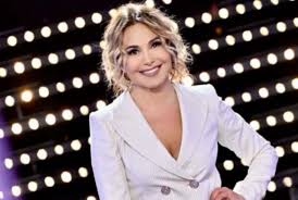 Domenica live è un programma televisivo italiano (il cui genere può considerarsi tra il talk show, il varietà, il rotocalco e il costume), trasmesso dal 7 ottobre 2012 ogni domenica pomeriggio in diretta. Domenica Live Anticipazione Bomba Barbara D Urso Lo Ha Rivelato In Diretta A Pomeriggio 5 City Roma News