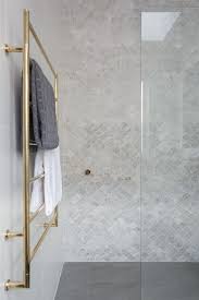 moderne badkamer inspiratie met visschub tegels en inloopdouche badkamer inspiratie badkamer badkamer vloer