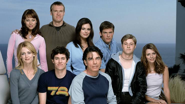 O elenco principal de The O.C. reunido na praia de Newport Beach