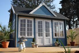 Blau Lasiertes Clockhouse Gartenhaus Mit Liebevoll Dekorierter Holzterrasse Http Www Gartenhaus Gmbh De Gartenhaus Gartenhaus Bausatz Haus