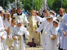 Boże ciało w nomenklaturze liturgicznej nazywane jest uroczystością najświętszego ciała i krwi chrystusa. Boze Cialo Kogo Czcimy W Tym Skrawku Chleba Wiez