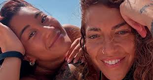 FOTOS EXCLUSIVAS Sofía Cristo y su novia, de vacaciones románticas en la  playa