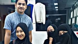 Perempuan berhijab yang biasa disapa umi pipik ini berasal dari semarang, jawa tengah. Cerita Umi Pipik Awal Mula Tahu Idap Penyakit Tumor