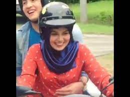 Pelakon daler yusuf mengakui video yang memperlihatkan dia memegang dada aktres nelydia senrose yang tersebar luas sejak sabtu adalah kejadian daler dikritik hebat oleh netizen selepas video itu menjadi tular di laman sosial dan ada mendakwa dia sengaja memegang dada nelydia. Daler Yusuf Dikecam Terpegang Dada Nelydia Senrose Youtube