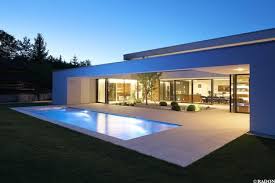 Innenarchitektur, farbe und materialkonzept für einen privaten bauherrn. Einfamilienhaus Pool Flachdach Steinfassade Panoramafenster Dachterrasse Fliesenboden Parkett Innenhof Freis Steinfassade Architektur Bauhausstil Haus