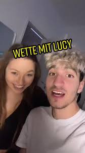 Lucy Lacht Mit Alex Im Schwimmbad