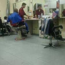 Gunting rambut sambil dihibur alunan lagu piring hitam. Kedai Gunting Rambut Lower Ground Centre Point Salon Barbershop