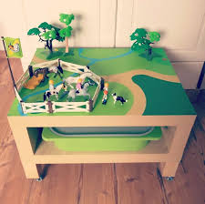 Dieses Foto Des Schonen Spieltischs Hat Ein Kunde Uns Geschickt Wie Man Sieht Haben Baume Und Eine Pferdekoppel Kinderspieltisch Spieltisch Ikea Hacken Kinder