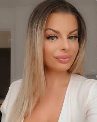 Beach day, anybody? Natasha Lay would make the ideal tanning partner 🙌