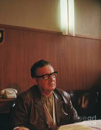 Van 1970 tot aan zijn dood was hij president van chili. Salvador Allende In His Office By Bettmann