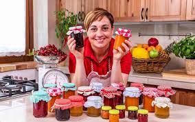 Le marmellate cosiddette in teoria sarebbero solo quelle di agrumi, sono adatte a essere spalmate sul pane o abbinate a formaggi le altre più comuni come quella di fragole, albicocche, ciliegie, more, andrebbero chiamate confetture, ma nel linguaggio quotidiano resta più. Fatto In Casa Da Benedetta Marmellate Confetture Fatte In Casa Facebook