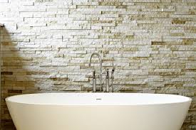 So Werden Die Fliesen Hinter Der Badewanne Badewanne Fliesen Fliesen Naturstein