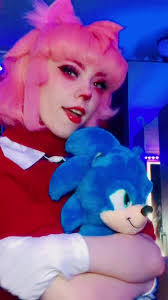 Amy Kost's Instagram, Twitter & Facebook