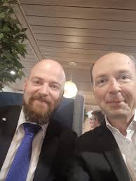 Hänensä äitinsä työskenteli sairaanhoitajana, isä bussikuskina. Jussi Halla Aho Salarakas