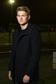 In the game fifa 20 his overall rating is 88. Abcoude Kijkt Vol Trots Naar Ajacied Matthijs De Ligt Foto Ad Nl