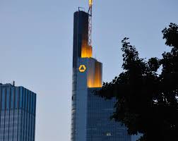 Dabei schrecken die anlagenberater nicht einmal vor hausbesuchen bei hochbetagten zurück, wie die nachrichtenagentur. Die Story Im Wdr Commerzbank Die Bank An Ihrer Seite