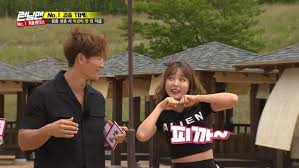 Với running man, đảm bảo các bạn sẽ phải cười lăn cười bò vì sự hài hước của các thành viên cũng như những nhiệm vụ oái ăm mà họ phải chịu đựng trong suốt chương trình. Running Man 2017 Episode 357 Korean Variety